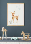Poster voor de kinderkamer met hertje en blauwe vlindertjes in lijst in kinderkamer