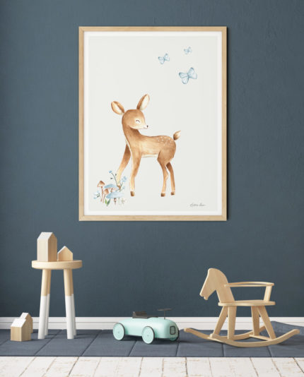 Poster voor de kinderkamer met hertje en blauwe vlindertjes in lijst in kinderkamer