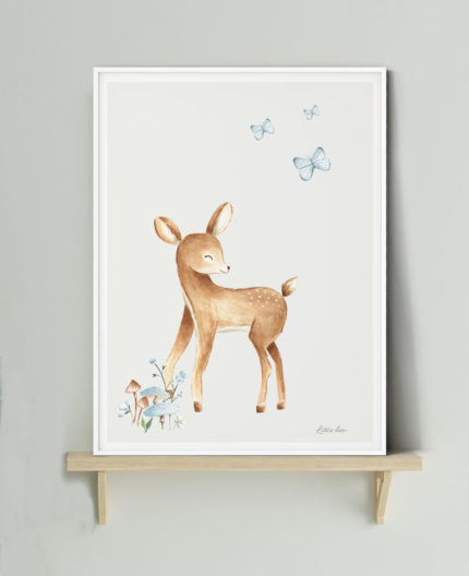 Poster voor de kinderkamer met hertje en blauwe vlindertjes in witte lijst