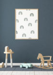 poster met regenboogjes in mintgroen/blauwe tinten in houten lijst in interieur