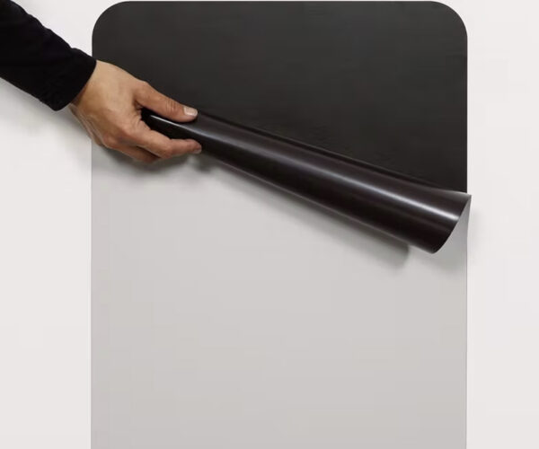 gekleurde magneetfolie verwijderen van de magneetsticker