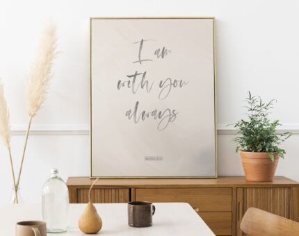 christelijke poster I am with you always in lijst op dressoir