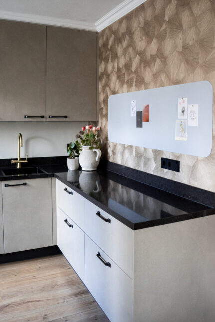 magneetsticker 50x160 cm grijs in wand keuken