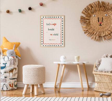 Christelijke poster: God is mijn kracht en schild in lijst aan de muur