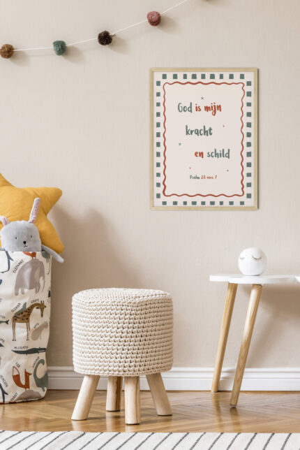 Christelijke poster: God is mijn kracht en schild in lijst aan de muur story