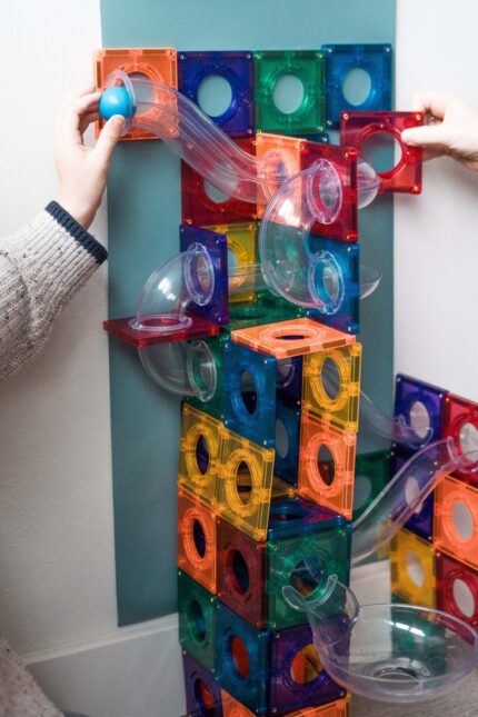 magneetsticker gecombineerd met magnetische knikkerbaan